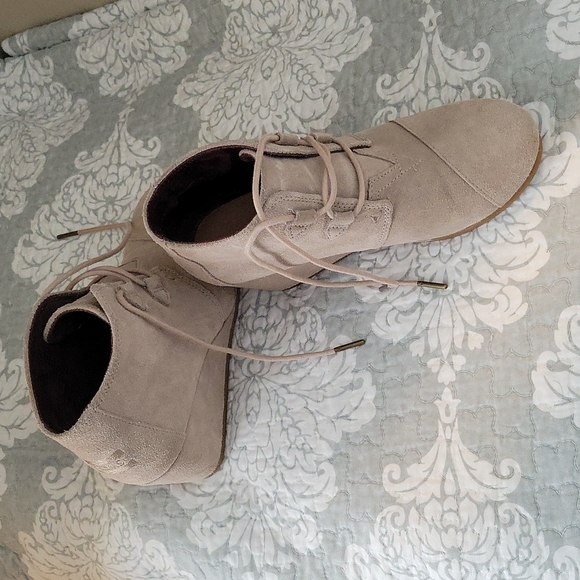 TOMS Suede Wedges - Picture 2 of 3